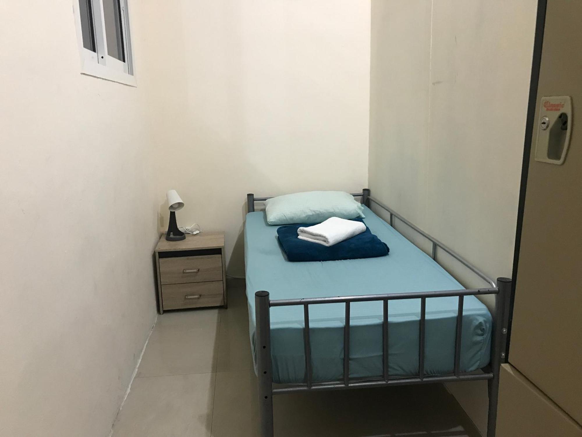 Backpacker'S Bed - No Parking Space Abu Dhabi Exterior photo